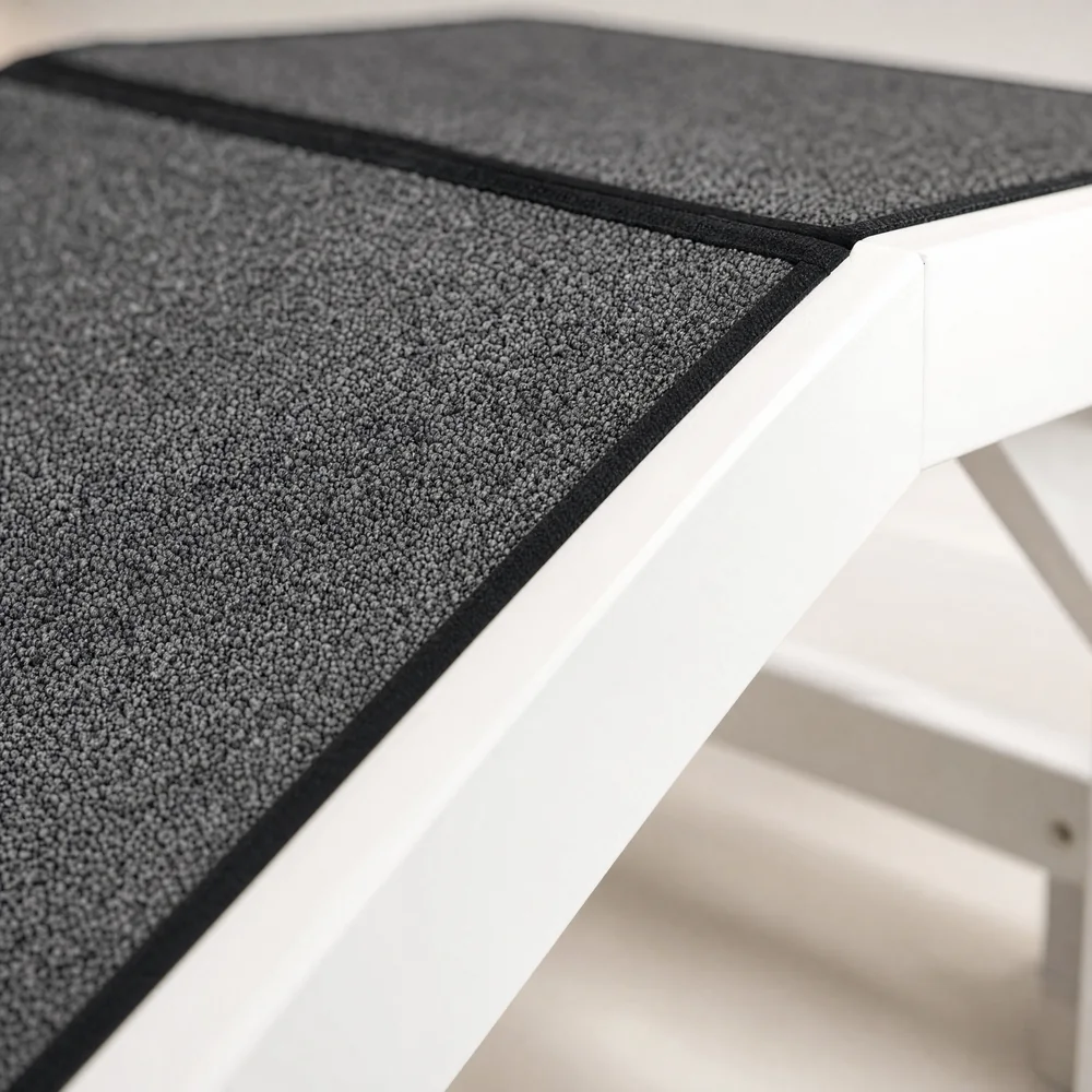 Close-up of the carpeted ramp surface and white edge
